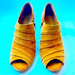 Naya Tan Suede Peep-Toe Wedges Size 8 Wide